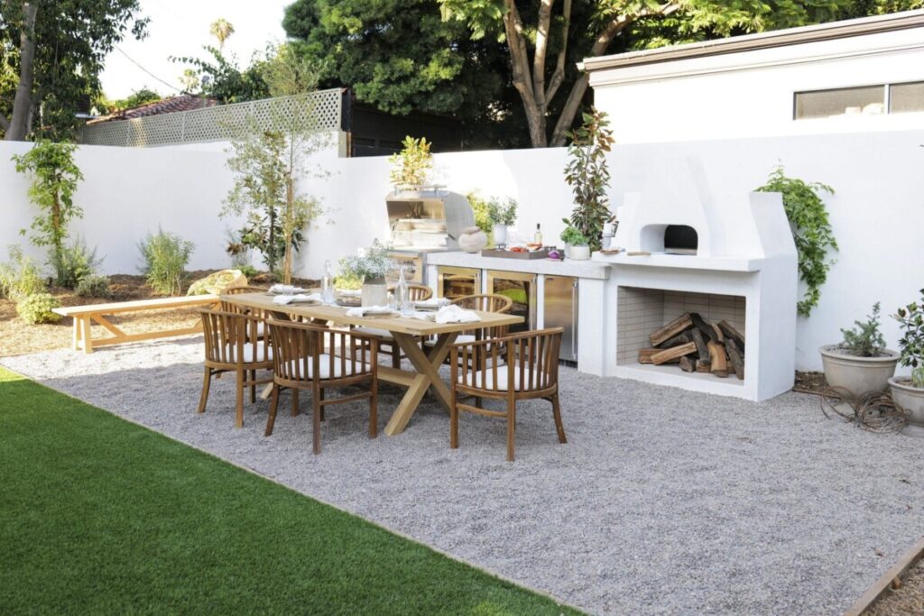 Outdoor Kitchen with Pizza Oven